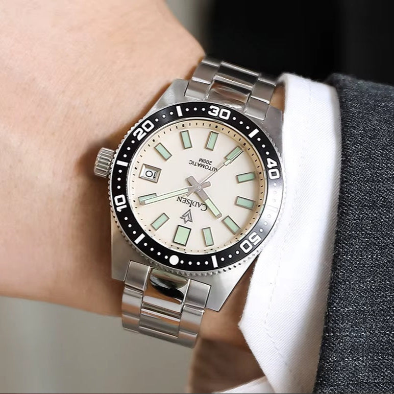 Cadisen C8207M Dive Watch With Bracelet peach wrist